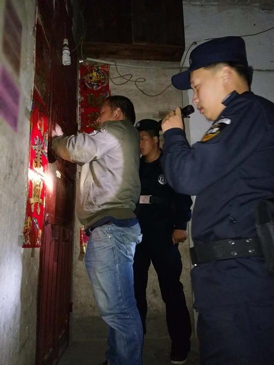 嘉义粗心妈妈误将幼女锁家中 